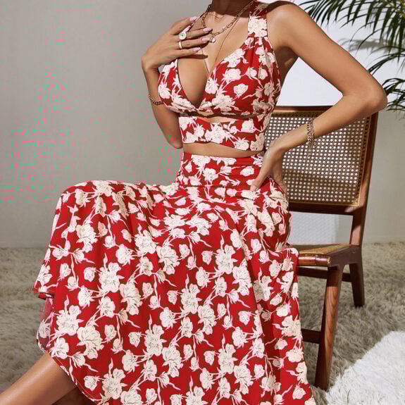 Stilvolles rückenfreies rotes Boho-Kleid