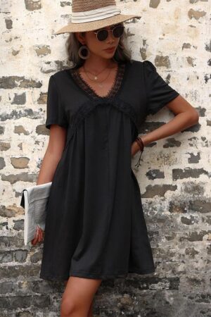 Fließendes Boho-Kleid mit kurzen Ärmeln